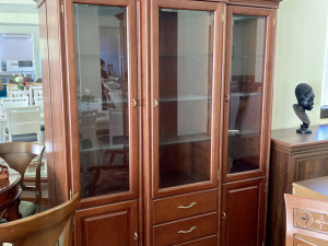 VITRINA REGAL-DRVO MASIV-TALIJANSKI STILSKI NAMJEŠTAJ