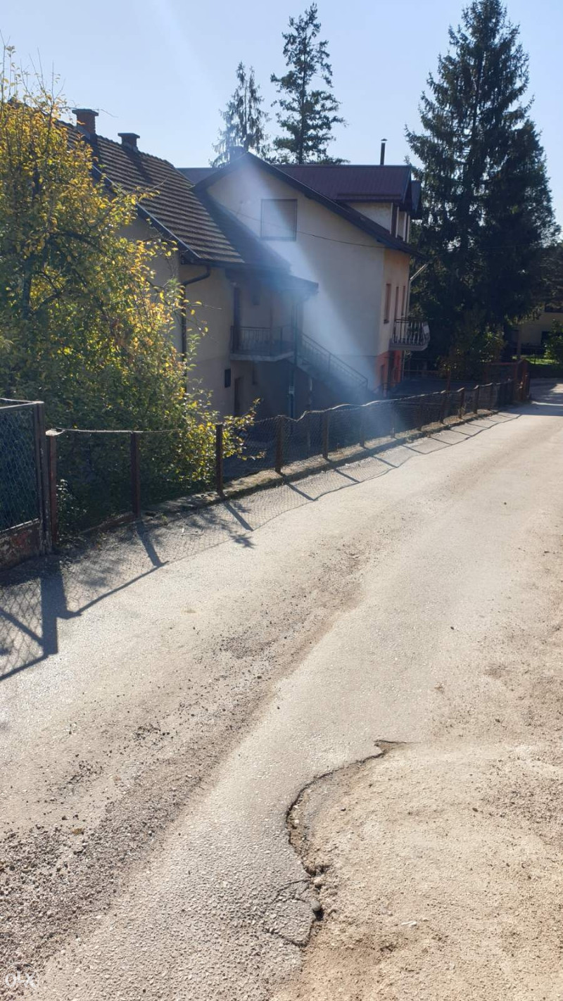 USELJIVA KUĆA S TRI SPRATA I ZEMLJIŠTE ZA NOVU IZGRADNJU – pohled 4