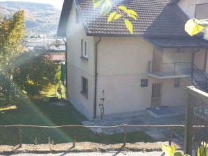 USELJIVA KUĆA S TRI SPRATA I ZEMLJIŠTE ZA NOVU IZGRADNJU