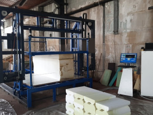 CNC mašina za rezanje spužve