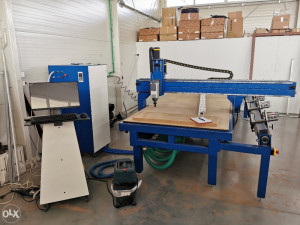 CNC mašina za rezanje aluminijuma i alu panela.