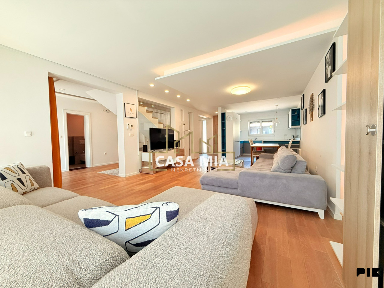 CASA MIA / Kuća sa bazenom / 262 m2 / Pejton / Ilidža 9
