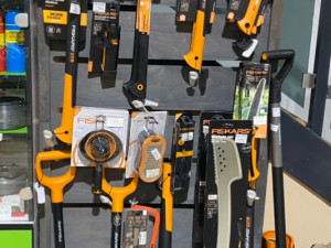 FISKARS SJEKIRA AŠOV TESTERA  LOPATA OŠTRAČ KAMP OPREM......