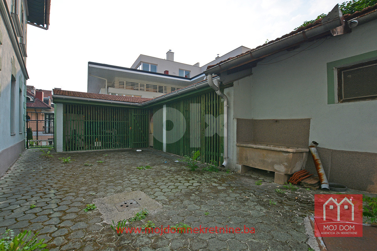 Jedinstvena vila sa dvorištem i garažama kod Vijećnice 18