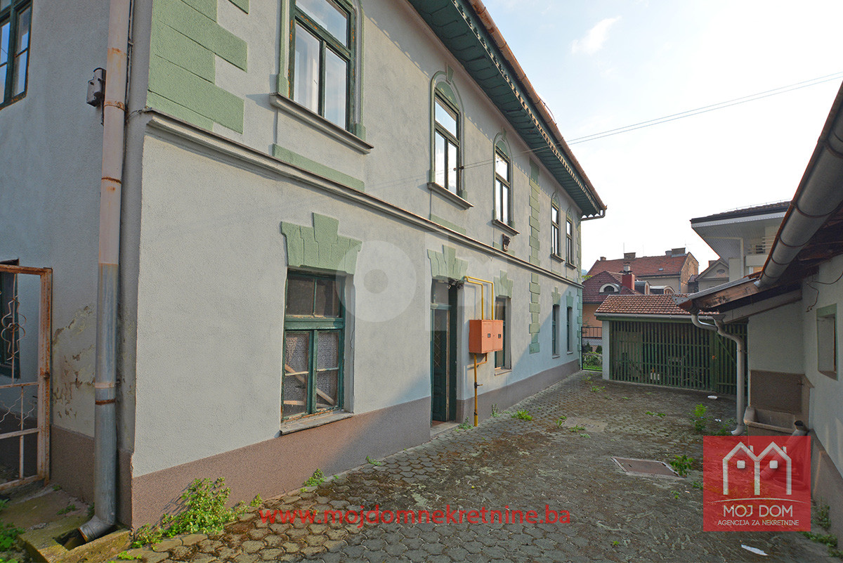 Jedinstvena vila sa dvorištem i garažama kod Vijećnice 19