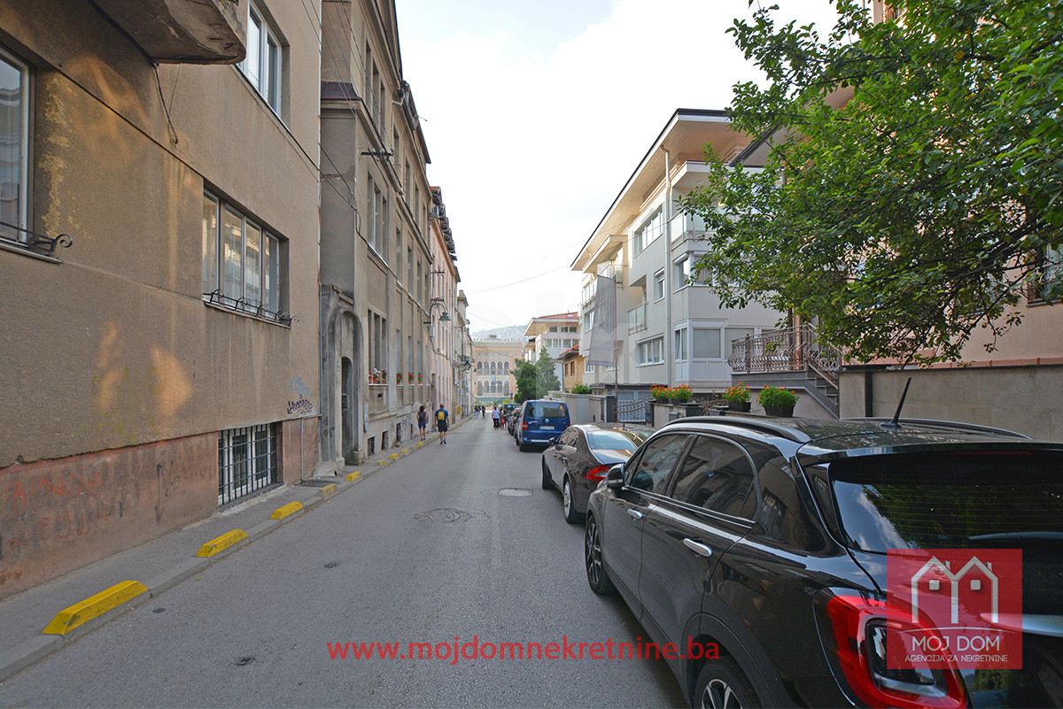 Jedinstvena vila sa dvorištem i garažama kod Vijećnice 24