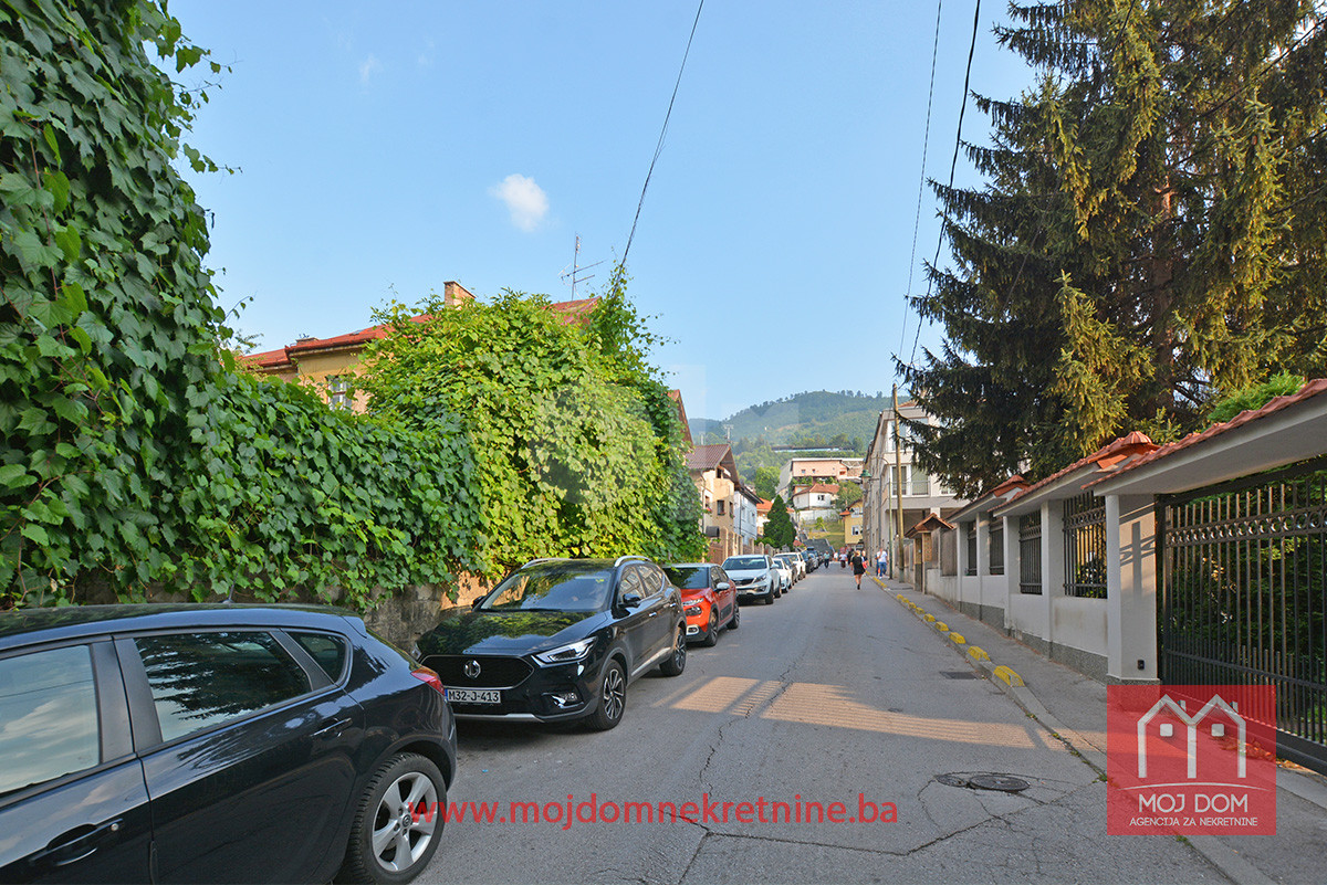 Jedinstvena vila sa dvorištem i garažama kod Vijećnice 25