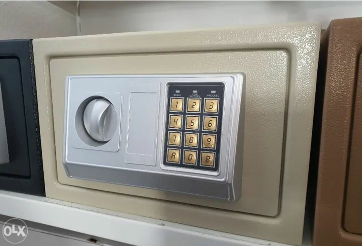 Sef za  novac oružje   33x22x22 062 019 889 njemački