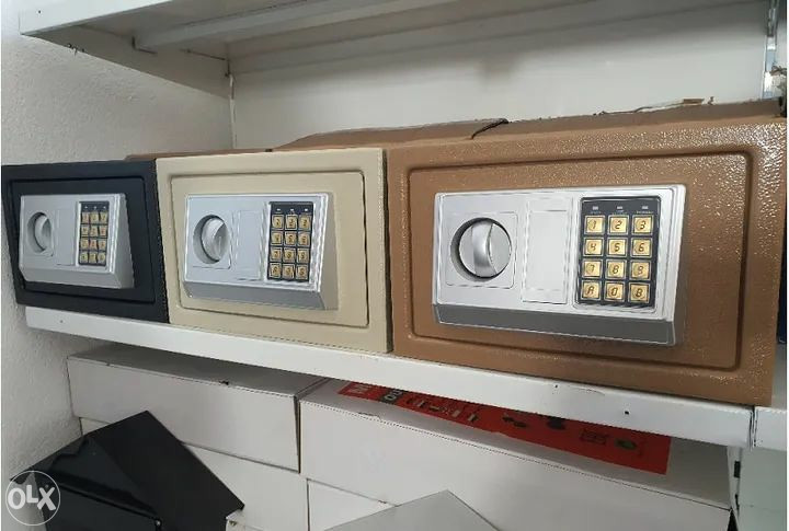 Sef za  novac oružje   33x22x22 062 019 889 njemački