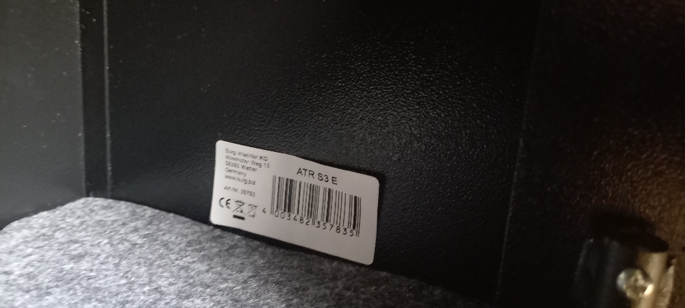 Sef za  novac oružje   33x22x22 062 019 889 njemački