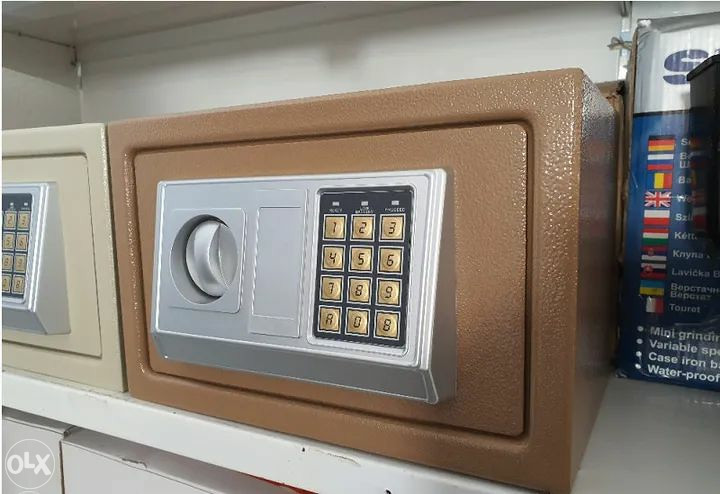 Sef za  novac oružje   33x22x22 062 019 889 njemački