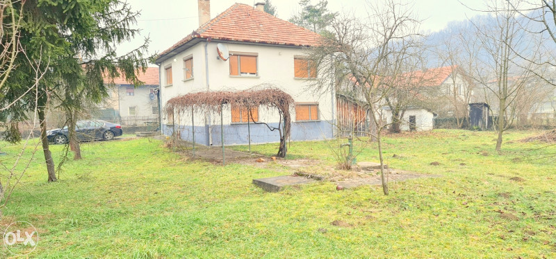Kuća na ravnom pored asfalta