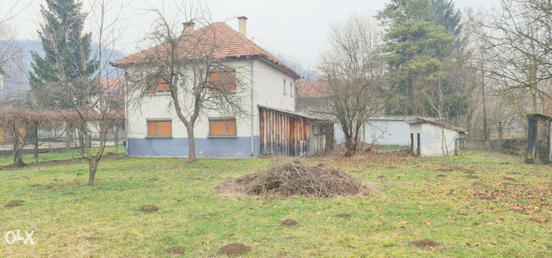 Kuća na ravnom pored asfalta 2