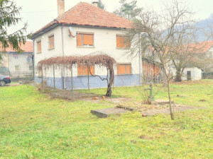 House on flat land next to the asphalt