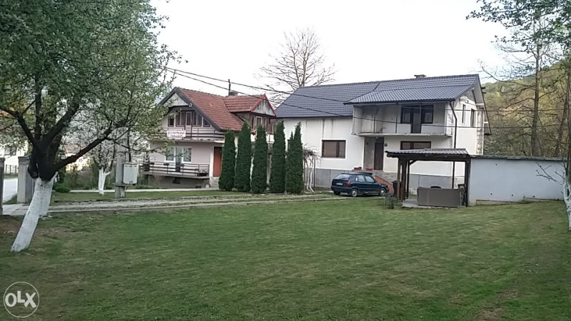 Hadzici ! Dvije kuce sa posl.prostorom uz pl.potok