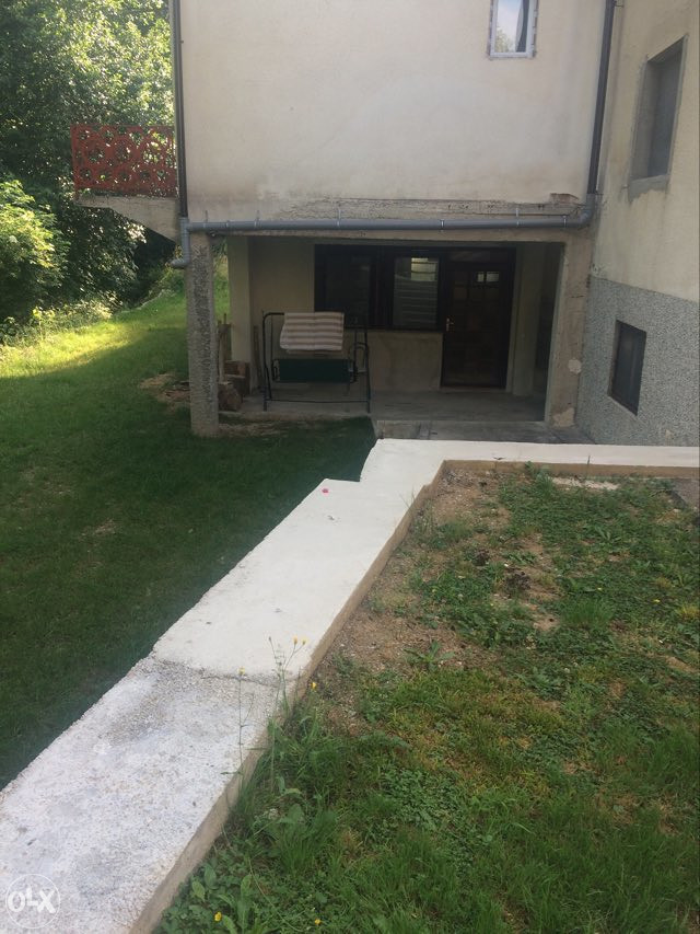 Hadzici ! Dvije kuce sa posl.prostorom uz pl.potok 18
