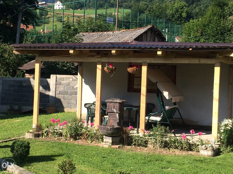 Hadzici ! Dvije kuce sa posl.prostorom uz pl.potok 15