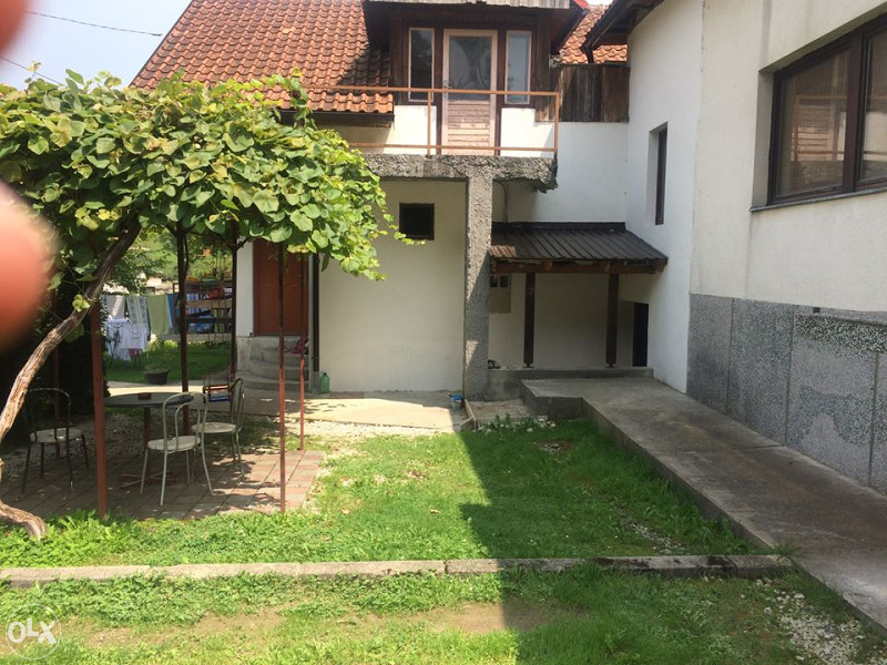 Hadzici ! Dvije kuce sa posl.prostorom uz pl.potok 14
