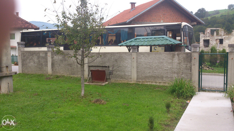 Hadzici ! Dvije kuce sa posl.prostorom uz pl.potok 12