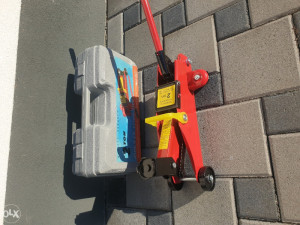 AUTO DIZALICA HIDRAULICNA 2 TONE SA KOFEROM