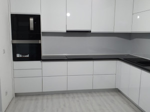 Kuhinja, visoki sjaj, ufrezana rucka