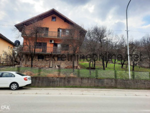 BANJALUKA! KUĆA NA VELIKOJ PARCELI NA GLAVNOJ ULICI NA LAUŠU!
