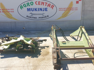 Traktorski prednji utovarivač s nosačima