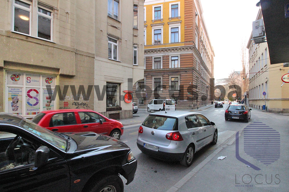 LOCUS prodaje: Četverosoban stan u centru grada, Centar 17