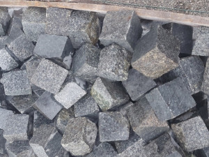 KAMENA GRANITNA KOCKA