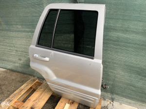 Vrata staklo zadnja desna Jeep Grand Cherokee 2004 (fotografija 5)