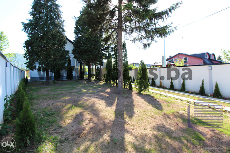 LOCUS prodaje: Kuća sa tri stambene jedinice, Stup 6