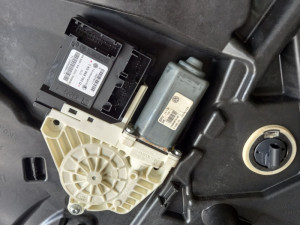 MOTORIC PODIZACA STAKALA PREDNJIH VRATA GOLF 6