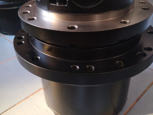 Takeuchi TB180, TB175 bočni reduktor AB124