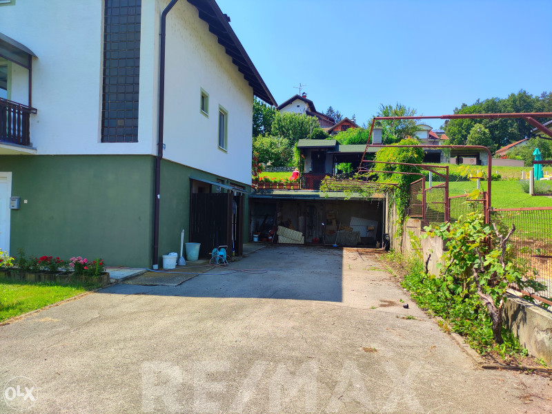 Odlična kuća 250m2 i plac 770m2,SLATINA(CENTAR) 4