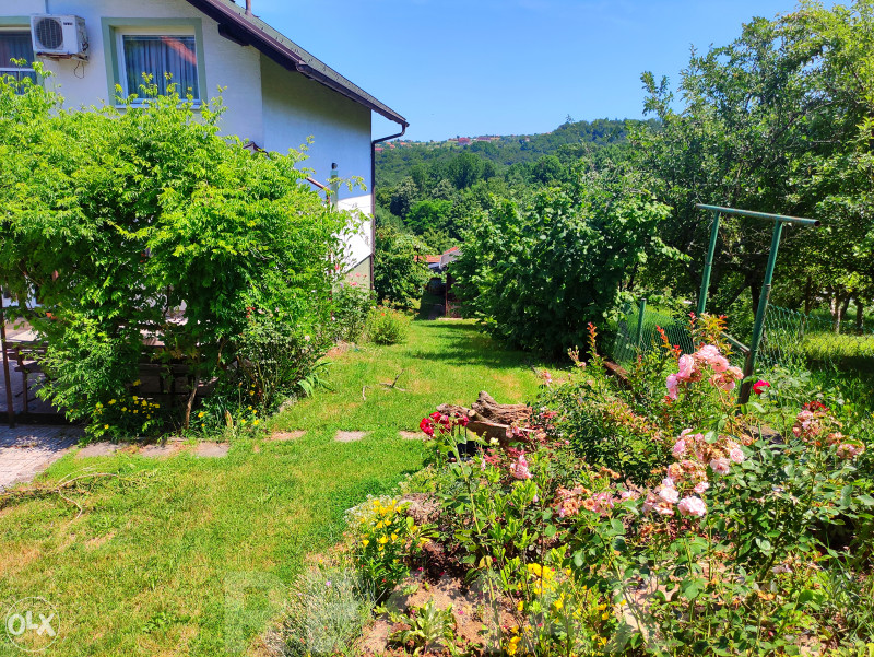 Odlična kuća 250m2 i plac 770m2,SLATINA(CENTAR) 2