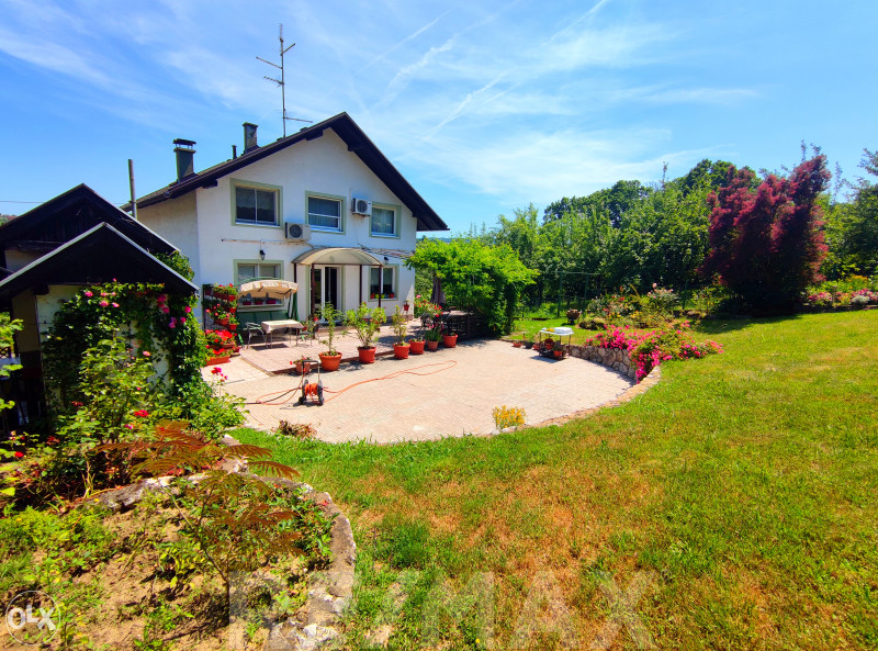 Odlična kuća 250m2 i plac 770m2,SLATINA(CENTAR)