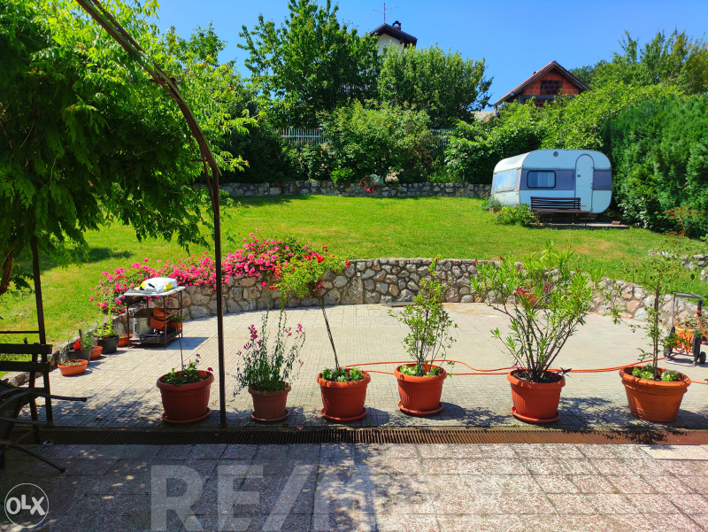 Odlična kuća 250m2 i plac 770m2,SLATINA(CENTAR) 6