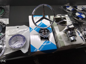 ZNAK NA HAUBI MERCEDES C KLASA W203 MODEL