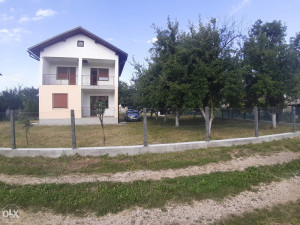 Kuća i dvorište - Velika Bukovica