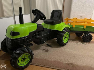 Traktor na pedale sa prikolicom