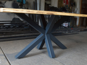 Hrastov stol sa matrix nogama