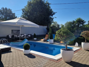 Apartman sa avlijom i privatnim bazenom u Blagaju