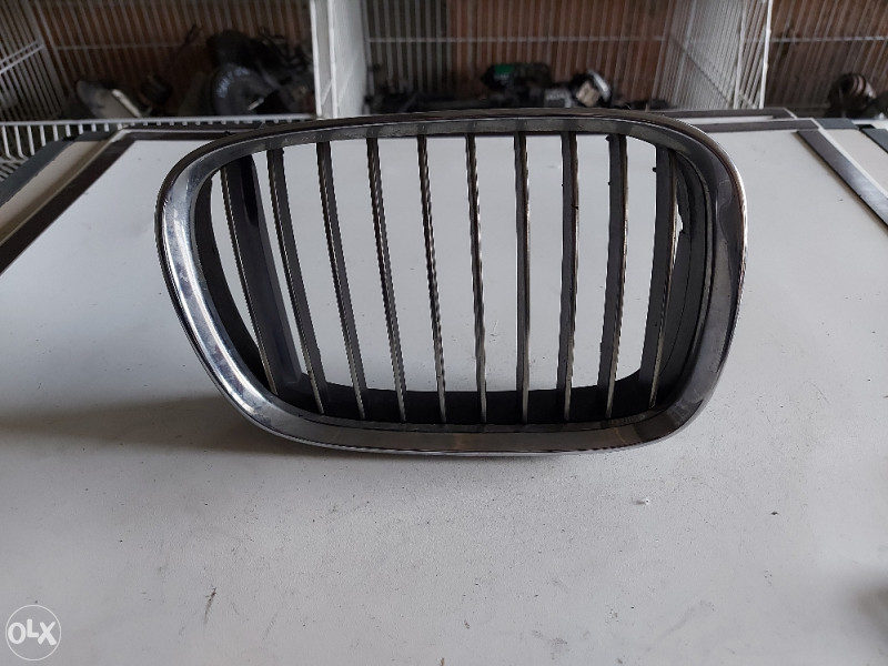 Gril maska desna BMW 5 E 39 01g AA 257