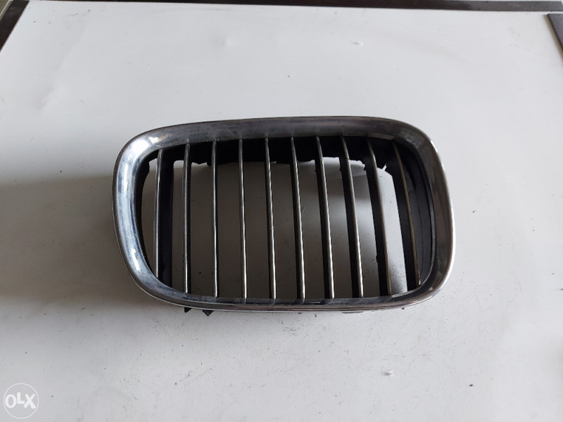 Gril maska desna BMW 5 E 39 01g AA 257