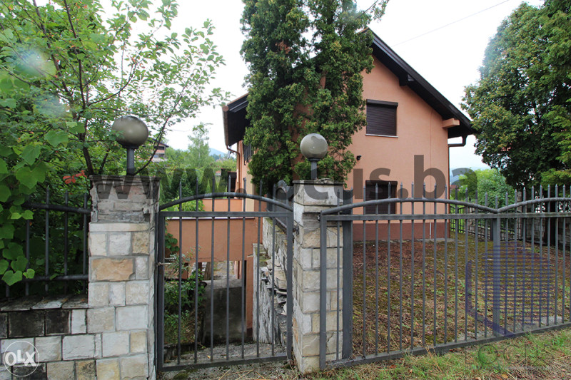 LOCUS: Kvalitetna kuća sa velikim dvorištem, Miševići - Više