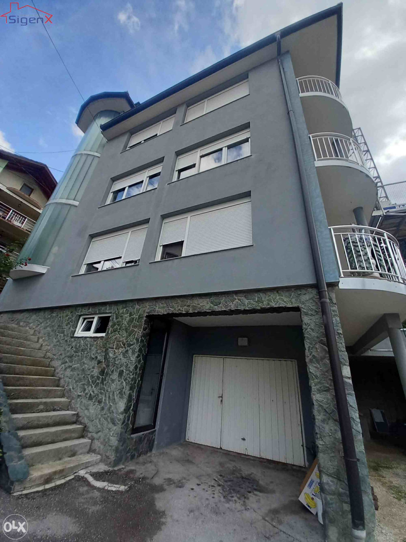 Kuća sa velikim dvoristem,dvije garaze,tri etaže /HRASNO