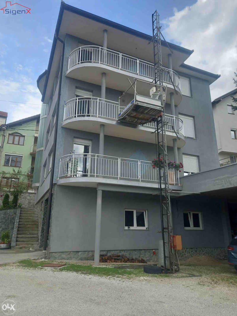 Kuća sa velikim dvoristem,dvije garaze,tri etaže /HRASNO 2
