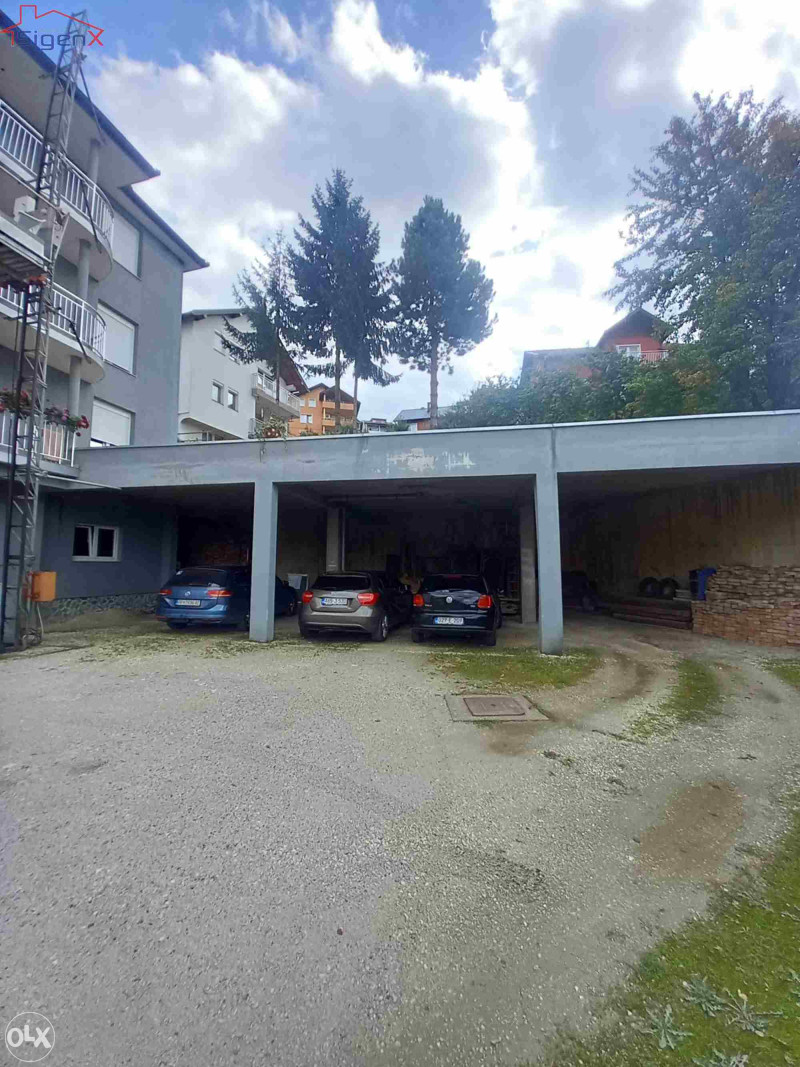 Kuća sa velikim dvoristem,dvije garaze,tri etaže /HRASNO 3