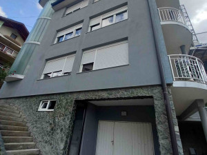 Kuća sa velikim dvoristem,dvije garaze,tri etaže /HRASNO