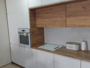 Kuhinja, lakirani medijapan, ufrezana ruckica